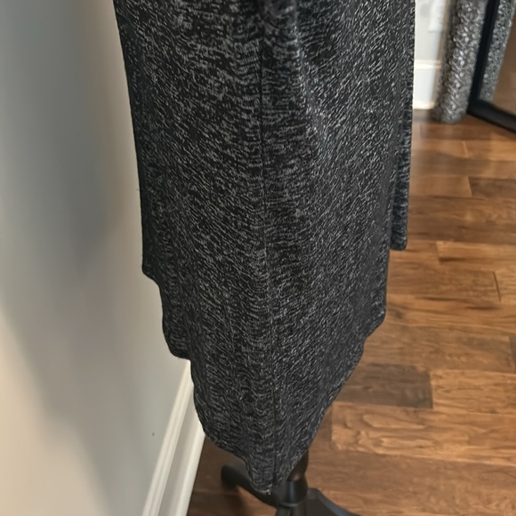 NWOT.  Woman’s cap sleeve, round neckline blouse in black & white heathering. - Picture 5 of 8